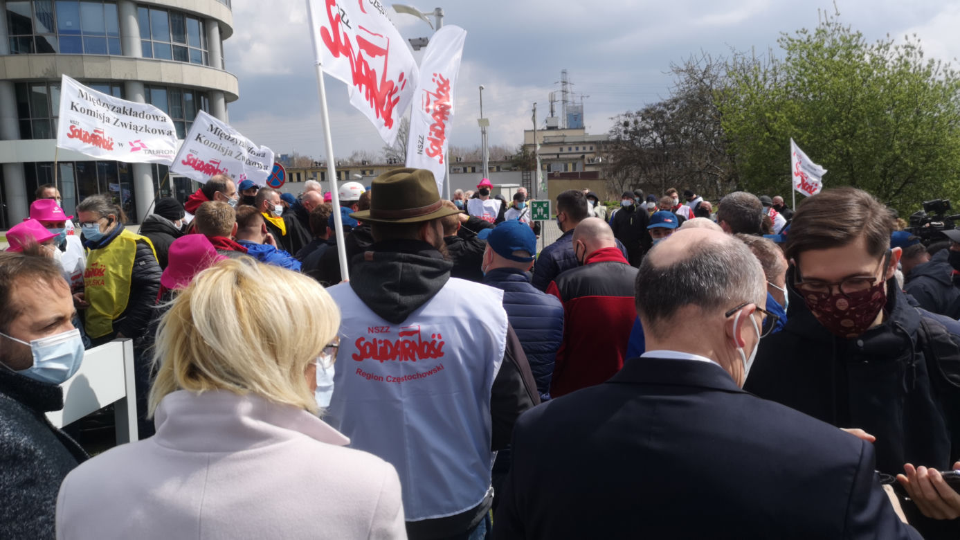 Gorąco pod siedzibą Tauronu. Związkowcy sprzeciwiają podziałowi spółki: "Sasin i Soboń odlecieli!" [ZDJĘCIA, WIDEO]