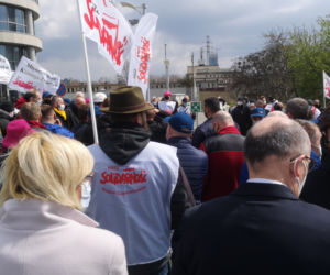 Gorąco pod siedzibą Tauronu. Związkowcy sprzeciwiają podziałowi spółki: Sasin i Soboń odlecieli! [ZDJĘCIA, WIDEO]