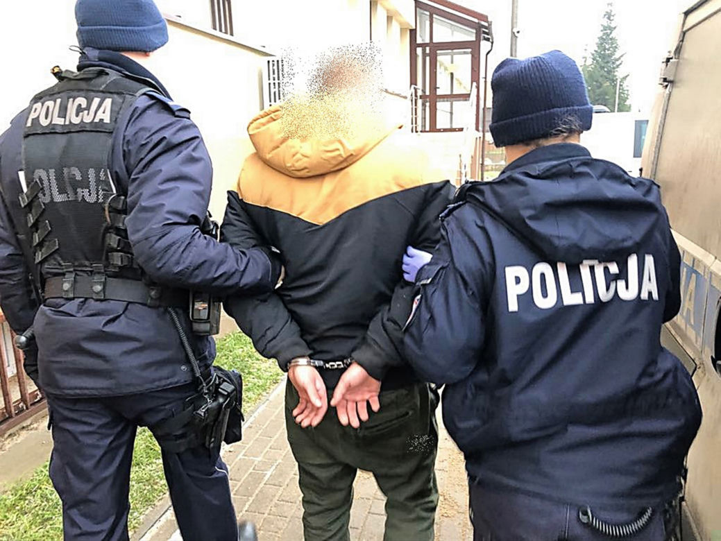 Sprawcy pobicia 25-latka pod barem w Suwałkach wpadli w ręce mundurowych