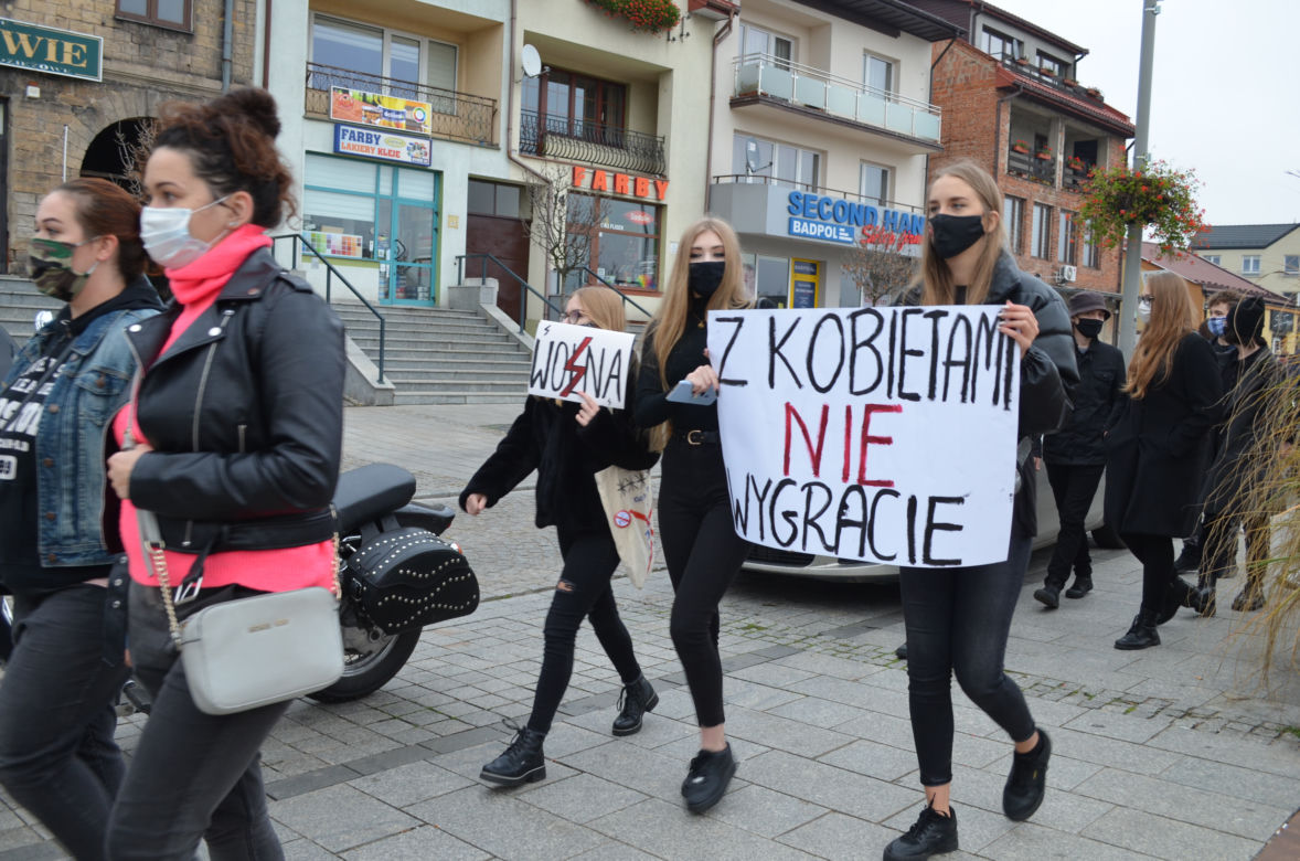 "NIE JESTEŚMY INKUBATORAMI" w Starachowicach też protestowali przed biurami posłów PiS 