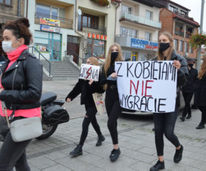 NIE JESTEŚMY INKUBATORAMI w Starachowicach też protestowali przed biurami posłów PiS 