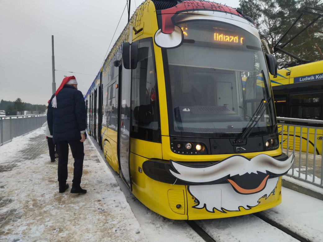 Świąteczny tramwaj na ulicach Torunia. Ruszył 6 grudnia