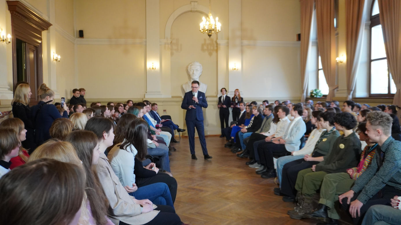 Marszałek Szymon Hołownia przeprowadził lekcję obywatelską w V LO w Krakowie