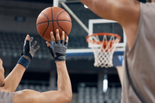 Liga NBA. Kiedy Bronny James zagra przeciwko swojemu ojcu?