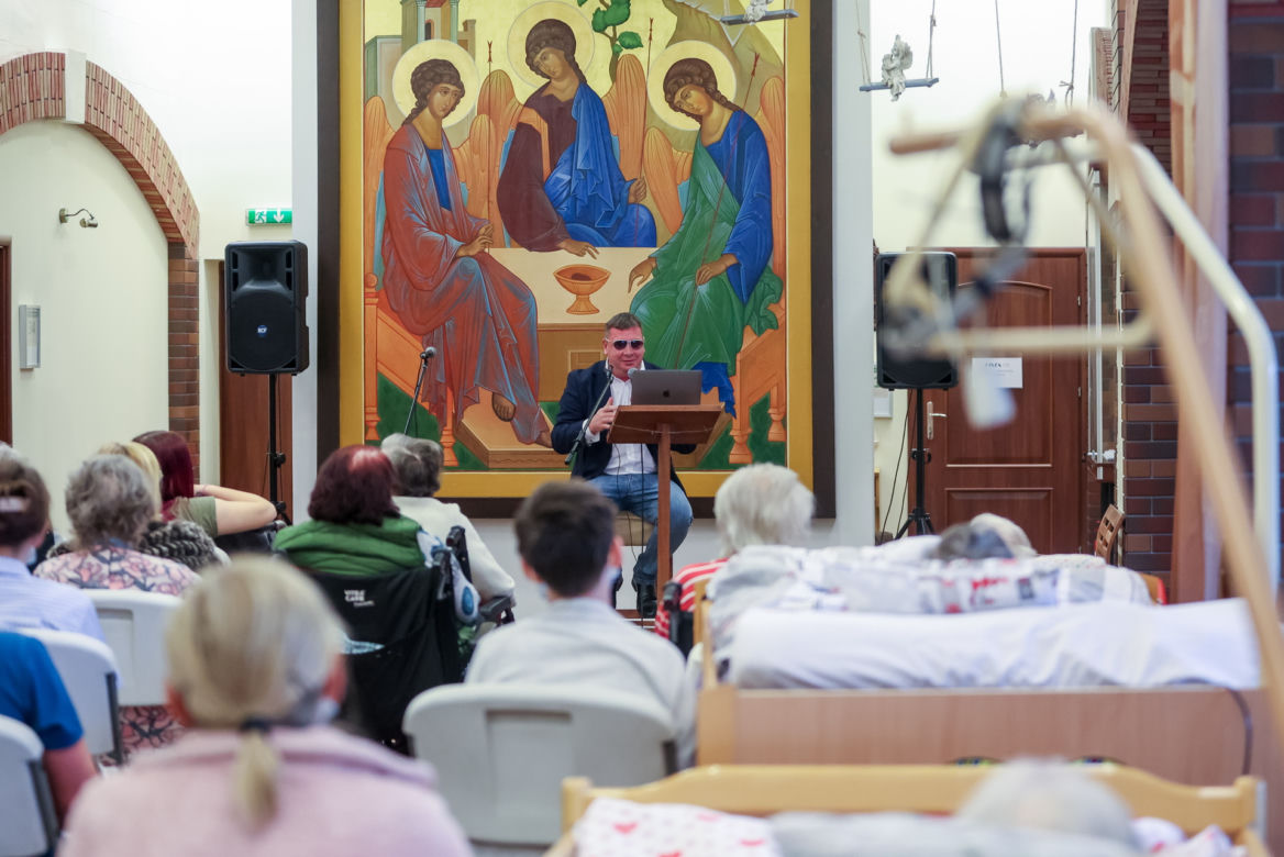 Michał Wójcik śpiewał dla podopiecznych hospicjum