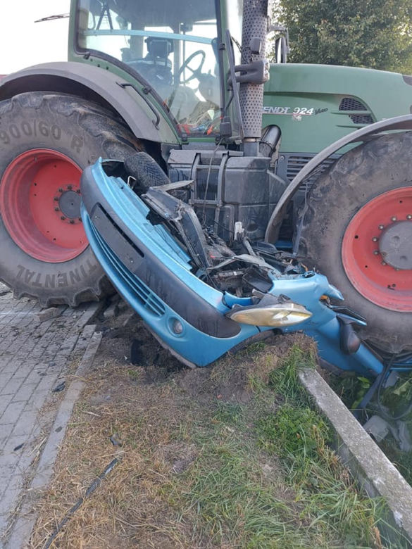 Żabowo. POTWORNY wypadek! Ciągnik ZMIAŻDŻYŁ osobówkę z kobietą w środku