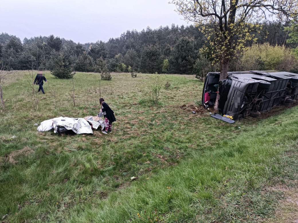 Wypadek autobusu pod Siedlcami. Droga zablokowana, są ranni