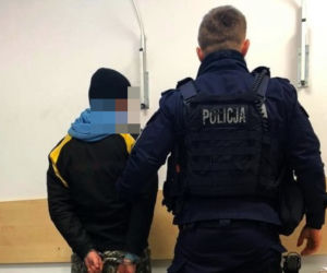 Białystok. Mężczyźni w kapturach kombinowali coś na parkingu. Wezwano policję