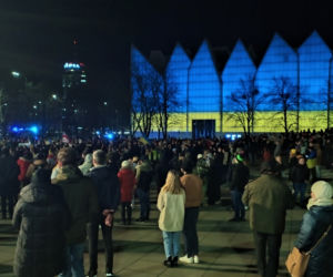Manifestacja przeciwko wojnie na Ukrainie na placu Solidarności w Szczecinie