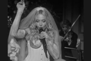 Madonna zachwyca w ślubnym wydaniu. 40 lat temu nosiła się podobnie!