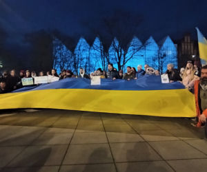 Manifestacja przeciwko wojnie na Ukrainie na placu Solidarności w Szczecinie