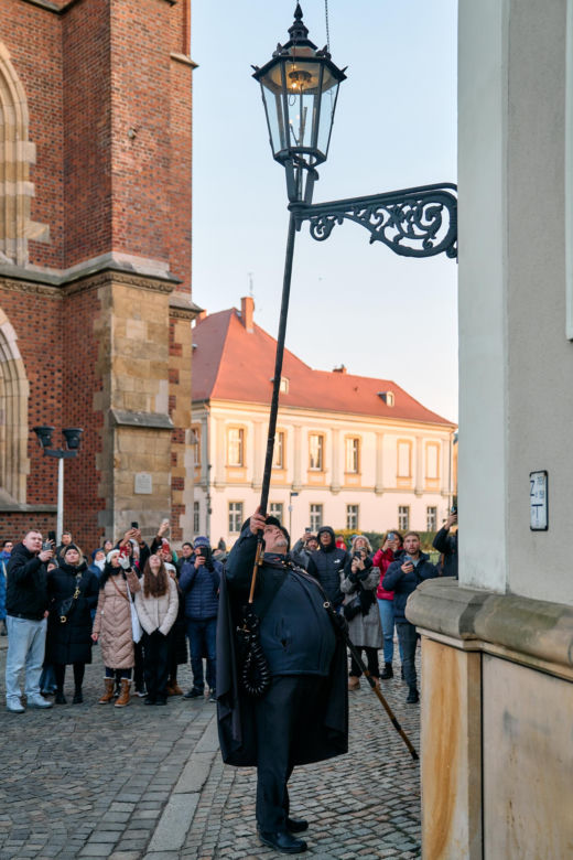 Wrocławski latarnik zapala 99 lamp gazowych