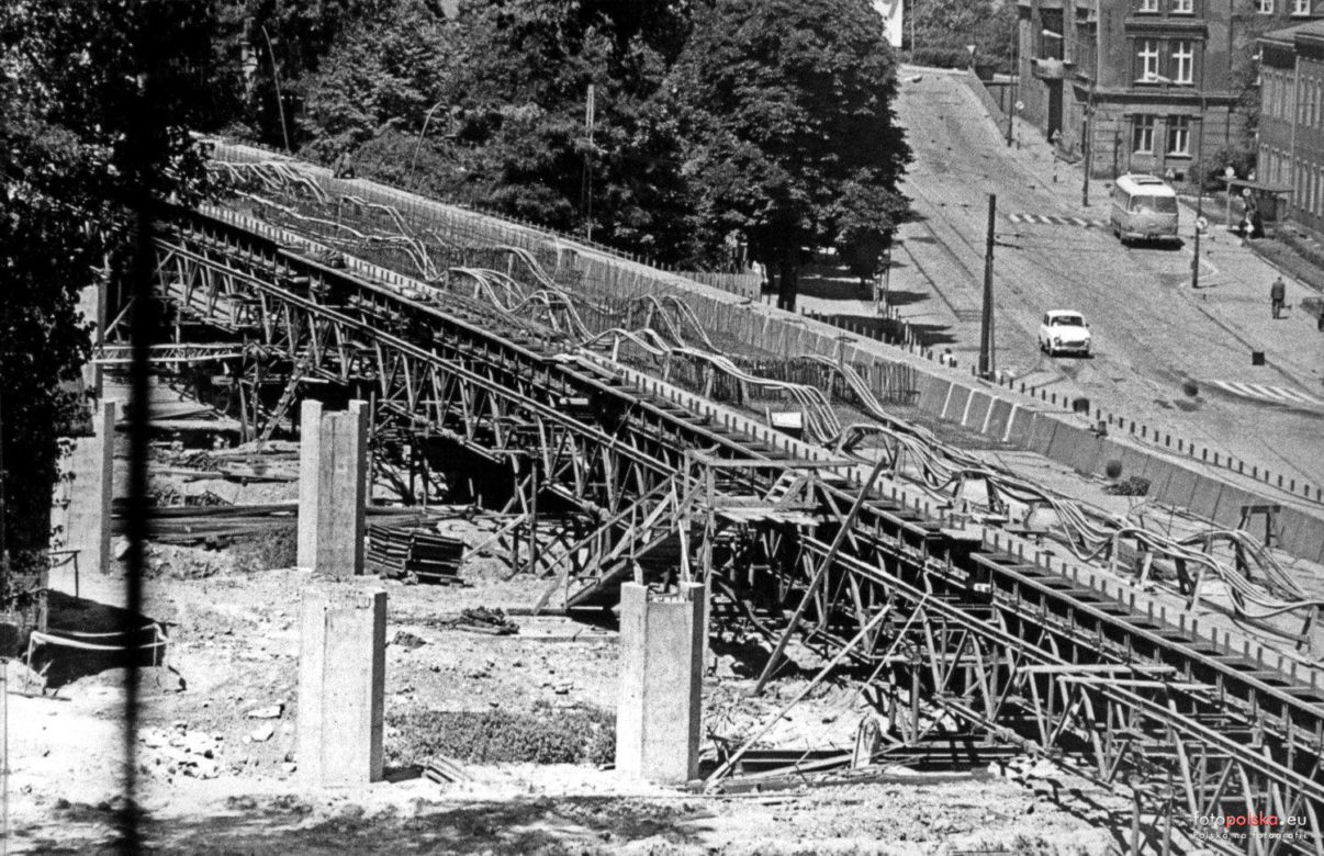 Kiedyś usprawniła ruch, dziś stwarza realne zagrożenie. Historia budowy estakady w Chorzowie
