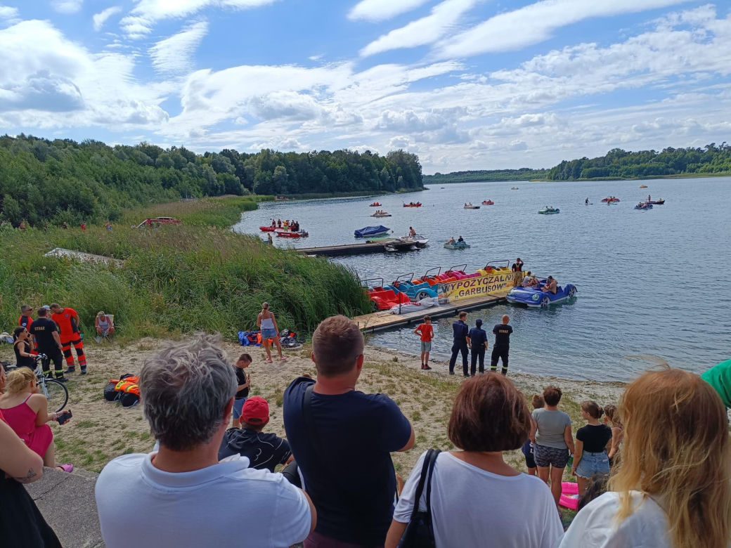 21-latek wypadł z roweru wodnego i zniknął pod wodą. Wstrząsająca relacja świadka. "Utonął na oczach matki"