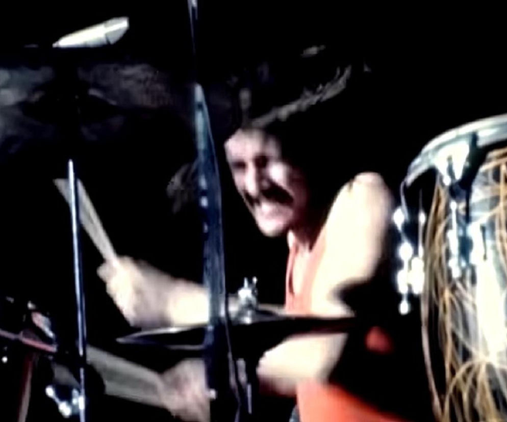 Perkusista John Bonham gra na bębnach podczas koncertu. O historii Led Zeppelin przeczytasz na EskaRock.