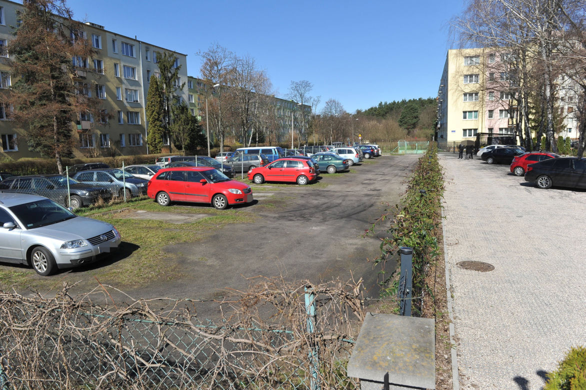 Wojna o parking w Wawrze jak u Barei. Mieszkańcy poszli do sądu