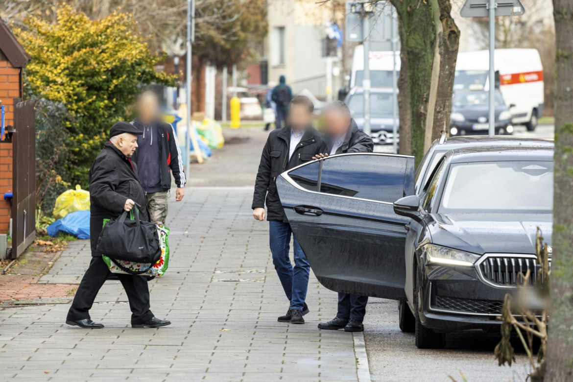 Prezes PiS robi pranie na mieście.