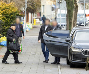 Prezes PiS robi pranie na mieście.