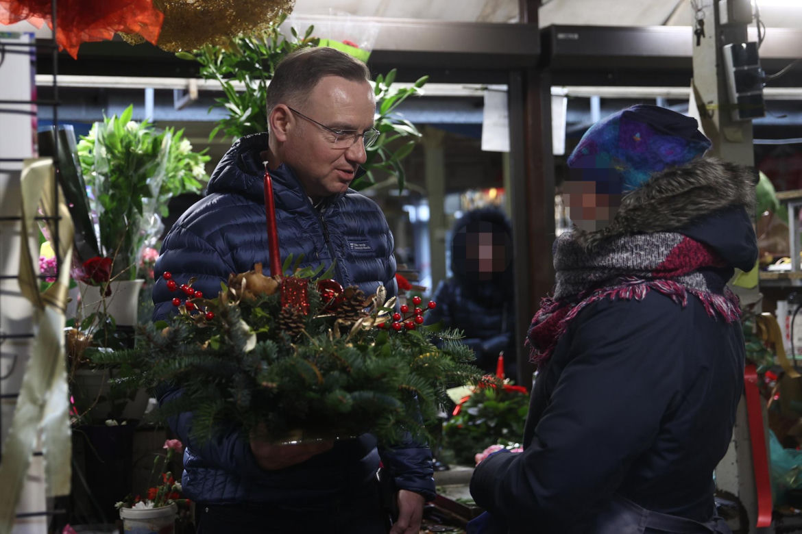 Prezydent Andrzej Duda podczas przedświątecznych zakupów na Nowym Kleparzu w Krakowie