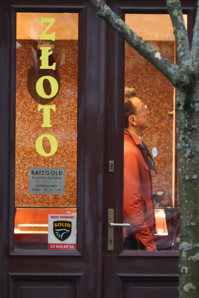 Paweł Wilczak szuka złota w w lombardzie