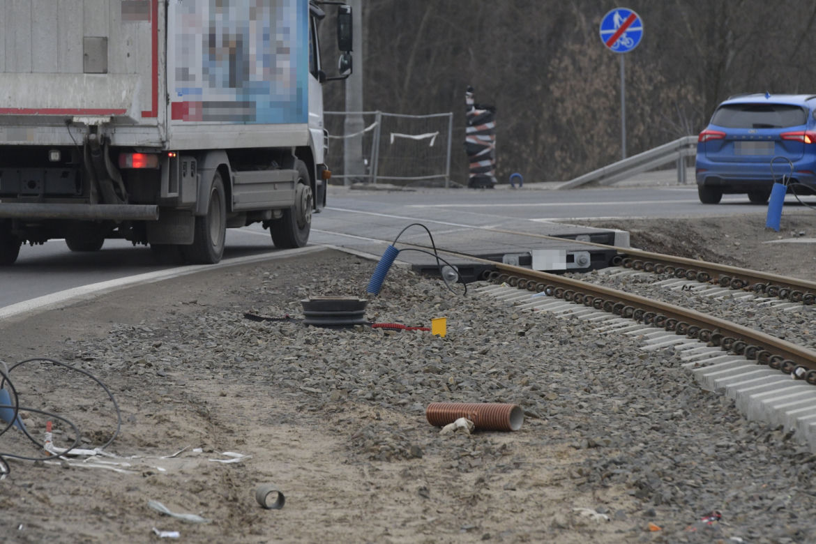 Kolejarze wznowili prace nad budową trasy do Zegrza. Dotarła brakująca geowłóknina