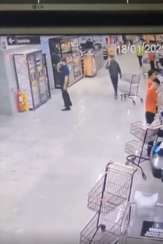 Mąż pracownicy supermarketu uderzył łopatą jej szefa. W sklepie pełno ludzi, wszystko się nagrało!