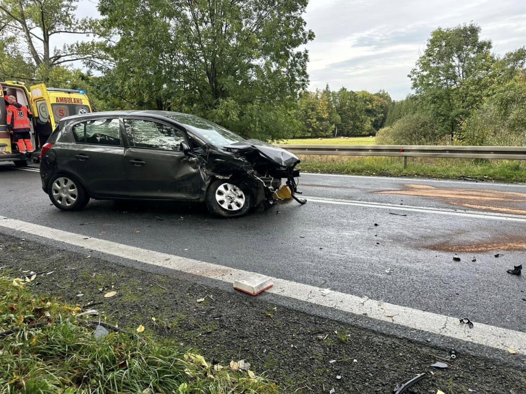 Silnik na środku drogi i dwa rozbite samochody. Cztery osoby ranne 