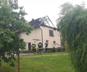 Gaboń. Piorun uderzył w dach budynku! Doszło do pożaru