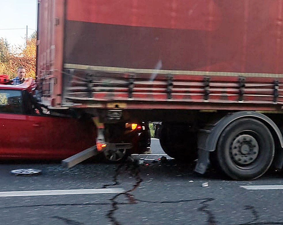 Wypadek na autostradzie A4 w Katowicach. Auto wjechało pod TIRa