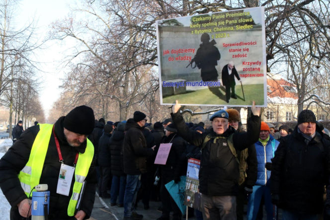 Protest mundurowych emerytów pod kancelarią premiera