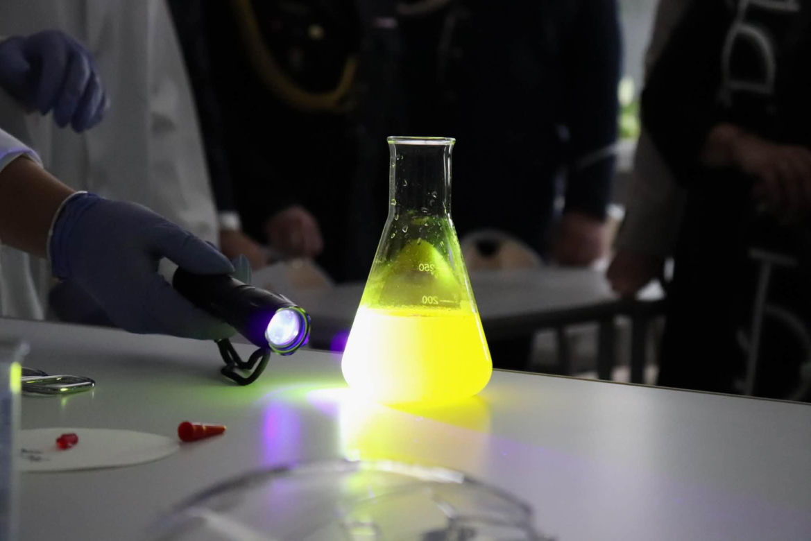 W Liceum Ogólnokształcącym w Górze otwarto nowoczesną pracownię chemiczną [ZDJĘCIA]