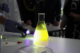 W Liceum Ogólnokształcącym w Górze otwarto nowoczesną pracownię chemiczną [ZDJĘCIA]