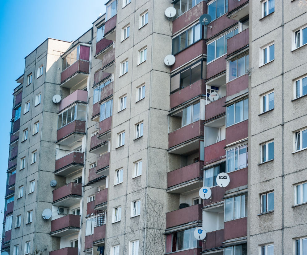 Ełk. Wydzwaniał domofonem do różnych osób. Zdenerwowani mieszkańcy wezwali policję