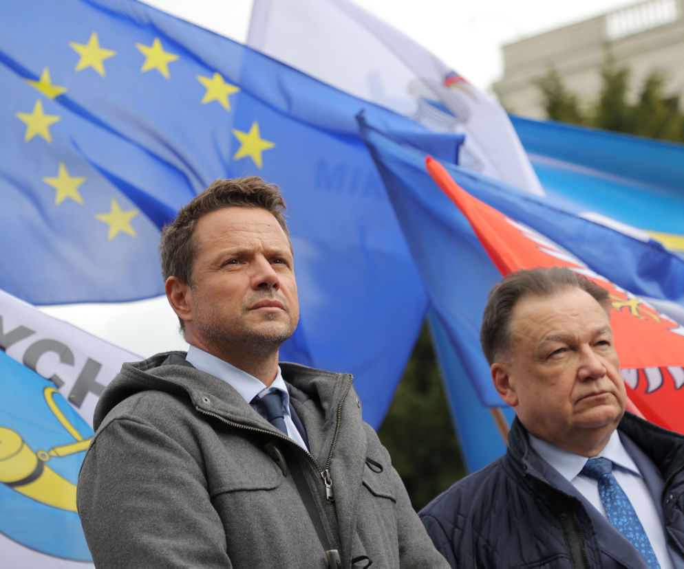 Prezydenci poszli pod Sejm! Trzaskowski zagrzmiał o państwie PiS