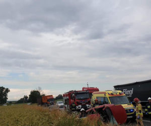 Buszkowo koło Bydgoszczy: Dachowanie auta. Trzy osoby zakleszczone [ZDJĘCIA]