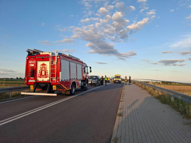 17-latek z gminy Kościan uderzył motorowerem w samochód. Doznał poważnych obrażeń