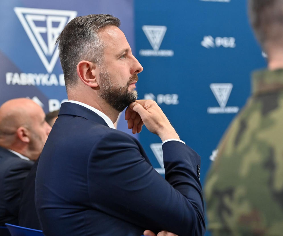 Minister Władysław Kosiniak-Kamysz trzymający dłoń przy brodzie. O donacjach dla Ukrainy przeczytasz na SE Polityka.