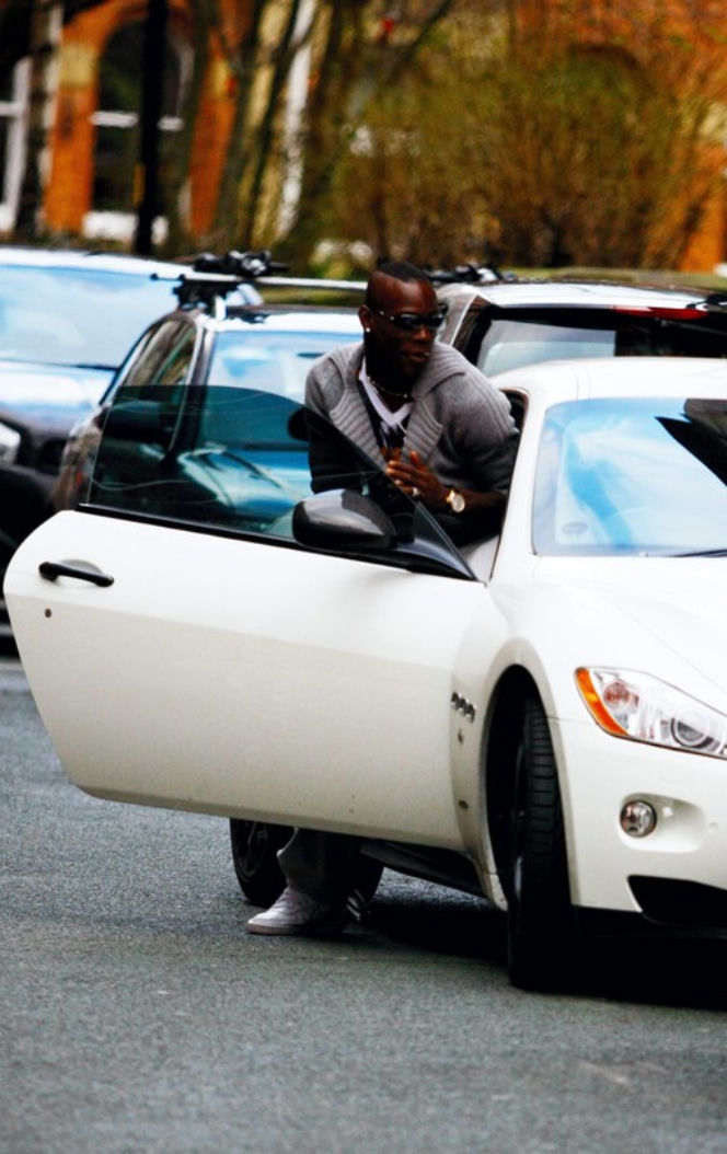 Mario Balotelli w Maserati GranTurismo