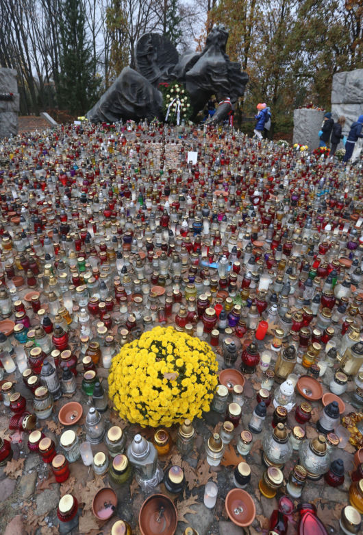 Morze zniczy pod pomnikiem "Polegli Niepokonani" na Woli