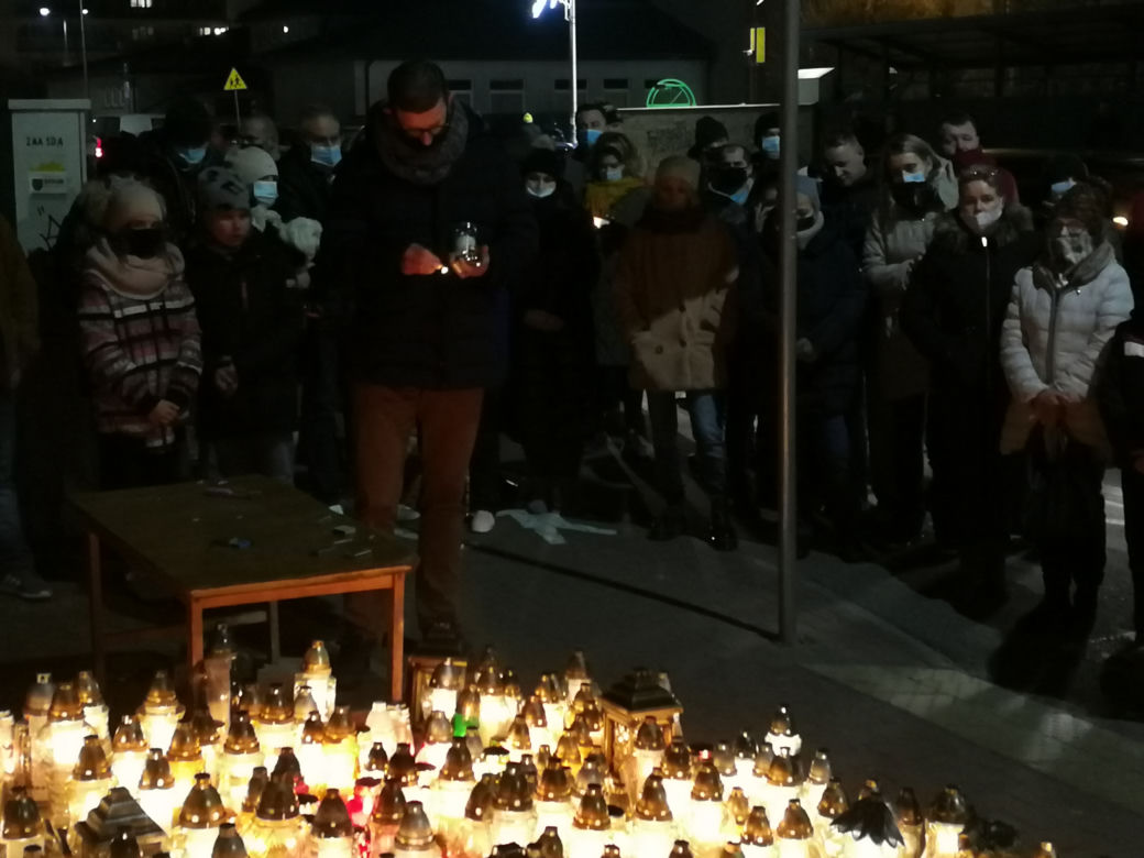Tłumy przed warzywniakiem w Ząbkach. Mieszkańcy palą znicze i zostawiają kartki