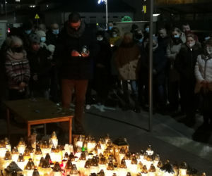 Tłumy przed warzywniakiem w Ząbkach. Mieszkańcy palą znicze i zostawiają kartki