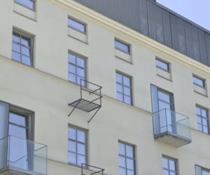 Zbudowali balkony, z których nie da się korzystać. Deweloper tłumaczy, o co chodzi