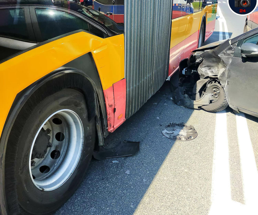 Zderzenie autobusu z osobówką w centrum Warszawy