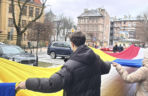 Jesteśmy razem i nie damy się skłócić. Lublin solidarny z Ukrainą. 20-metrowa flaga przed konsulatem