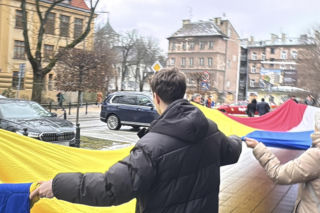 Jesteśmy razem i nie damy się skłócić. Lublin solidarny z Ukrainą. 20-metrowa flaga przed konsulatem