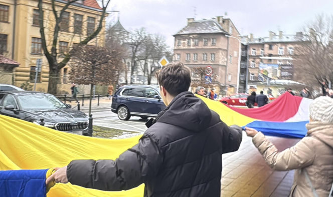 "Jesteśmy razem i nie damy się skłócić". Lublin solidarny z Ukrainą. 20-metrowa flaga przed konsulatem