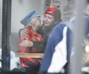 Katarzyna Figura przytula Maćka Musiałowskiego