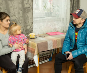 Skandal w Otwocku! Sąd zabrał jej synka, bo bezduszni urzędnicy nie chcą dać jej mieszkania 