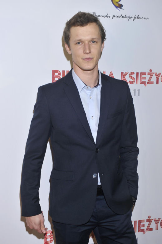 Filip Pławiak kiedyś i dziś. Tak przez lata zmieniał się ulubieniec widzów z serialu "Chyłka"