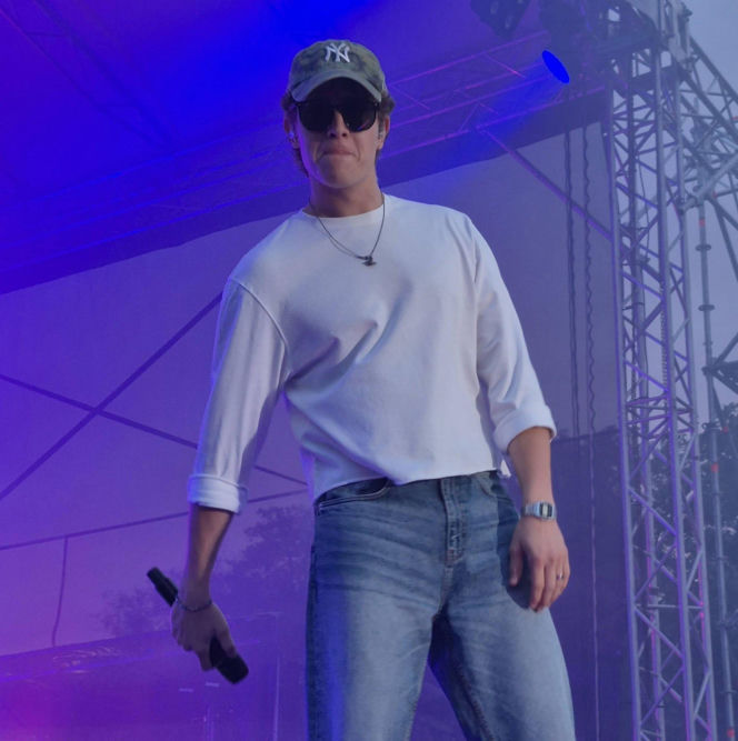 Tłumy na Festiwalu Pod Zaporą w Brodach! Oskar Cyms i „Złoty Gumiak” skradli serca publiczności